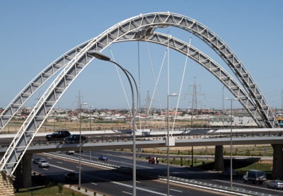 В Баку таксист упал с моста, убегая от сотрудников департамента транспорта
