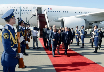 Президент Франции прибыл с официальным визитом в Азербайджан