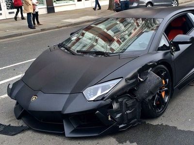 Lamborghini протаранил витрину ЦУМа
