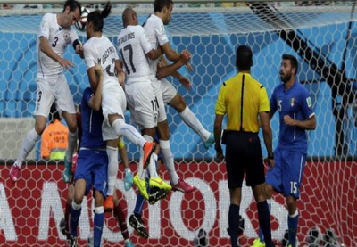 Уругвай обыграл Италию и вышел в плей-офф – ФОТО – ВИДЕО