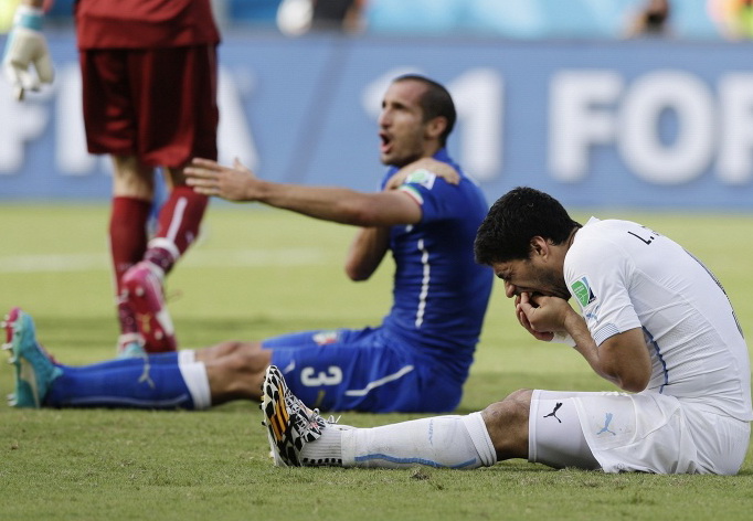 ФИФА открыла дисциплинарное дело в отношении нападающего сборной Уругвая Луиса Суареса
