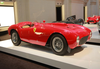 Автомобиль Ferrari продан с аукциона за рекордную сумму в £10,7 млн фунтов
