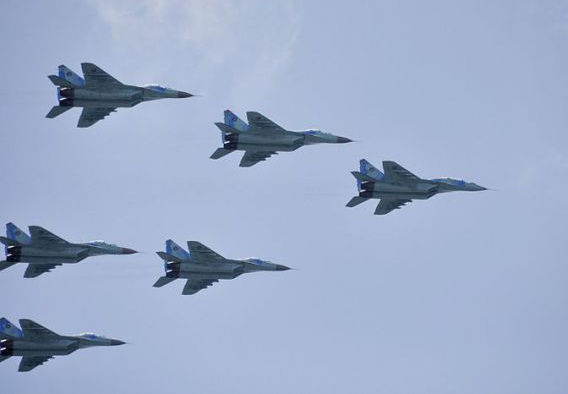 Боевые самолеты ВВС Азербайджана совершают полеты над линией фронта