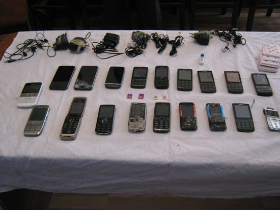 В Баку в тюрьме у заключенных обнаружен «склад» мобильных телефонов, ножи и карты - ФОТО