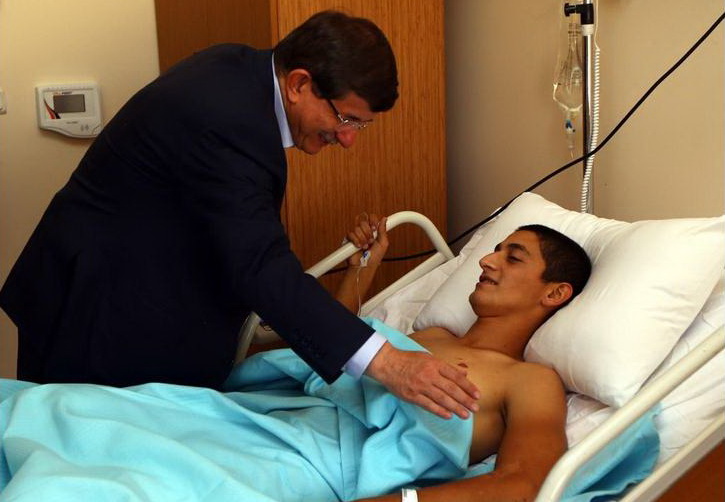 Ахмет Давутоглу посетил раненных азербайджанских военнослужащих - ФОТО