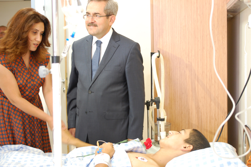 Турецкий парламентарий посетил раненных азербайджанских солдат - ФОТО