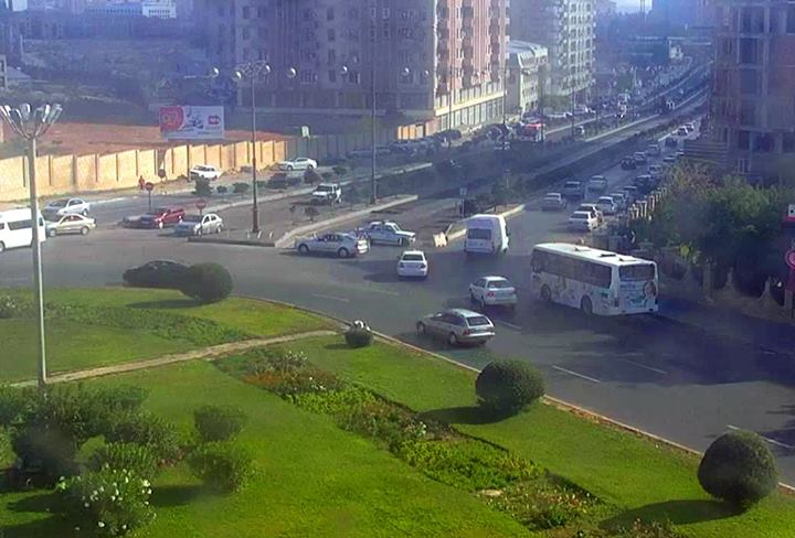 В Баку из-за укладки асфальта на двух оживленных мостах возникла пробка - ФОТО