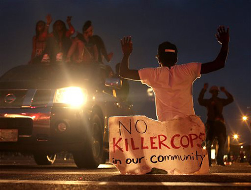 Фергюсон, США: Слезоточивый газ и дымовые гранаты как метод разгона протестов после убийства афроамериканца полицейскими - ФОТО