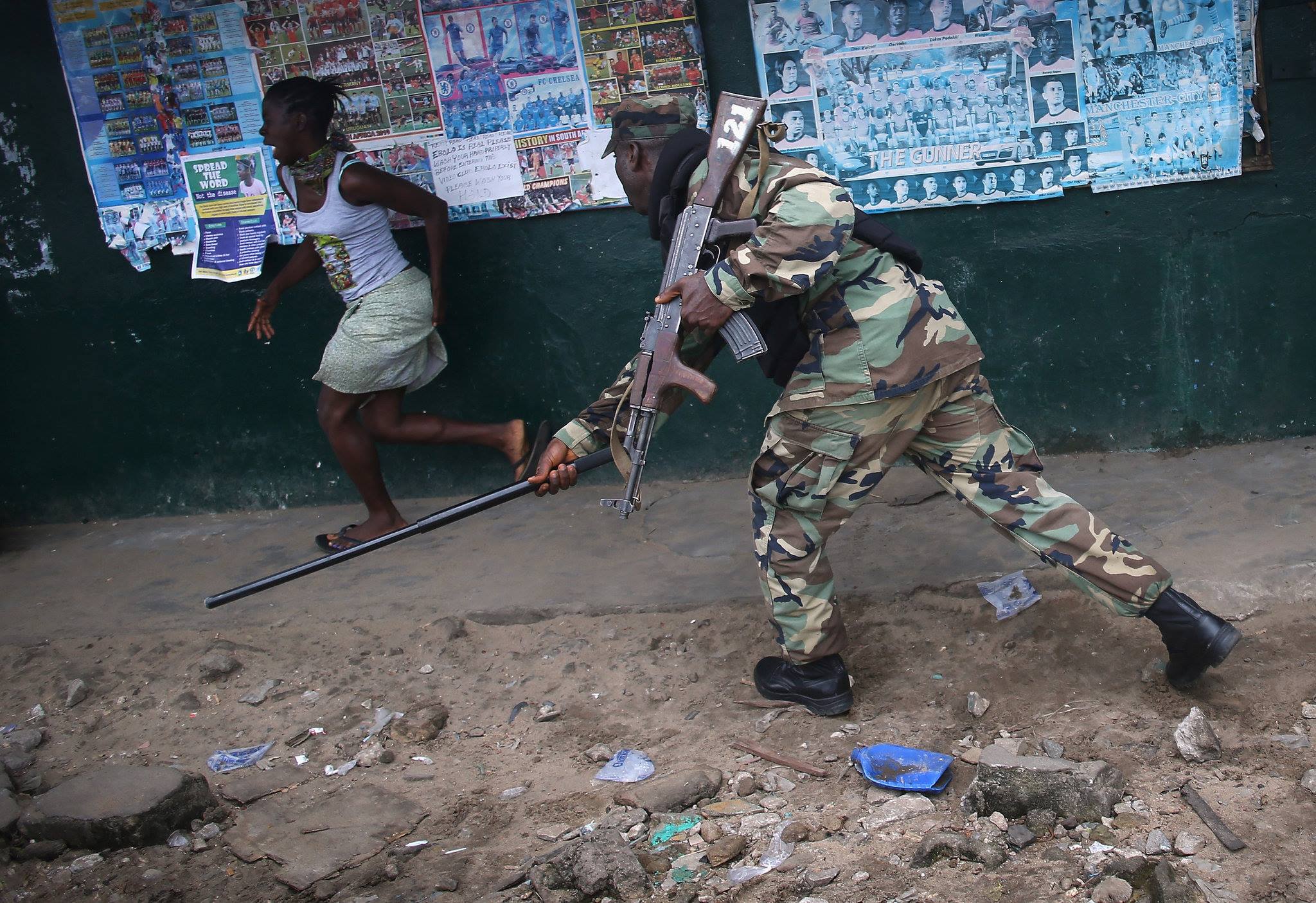 Полиция Либерии открыла огонь по противникам карантина