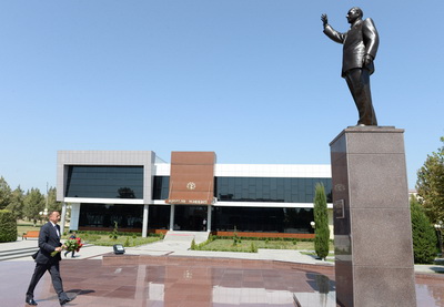 Ильхам Алиев посетил памятник Гейдару Алиеву в Бейлягане - ФОТО