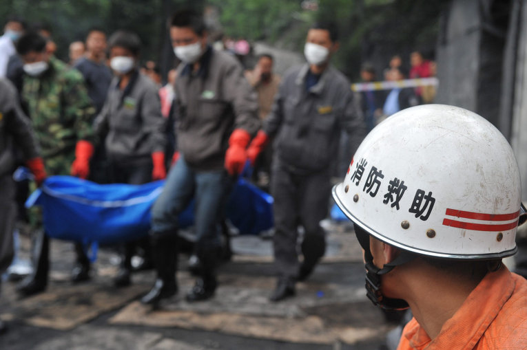 Шесть человек погибло при сходе оползня в КНР