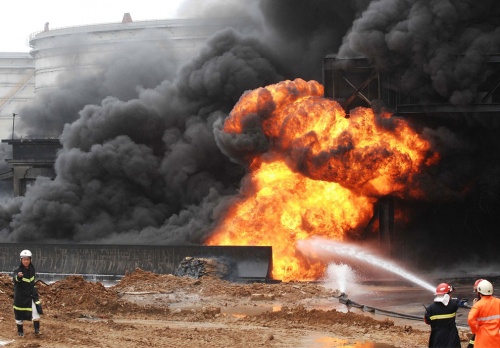 Боевики ИГ подожгли три нефтяные скважины в Ираке