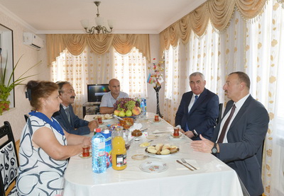 Ильхам Алиев принял участие в сдаче в эксплуатацию реконструированных жилых зданий в Горадизе - ФОТО