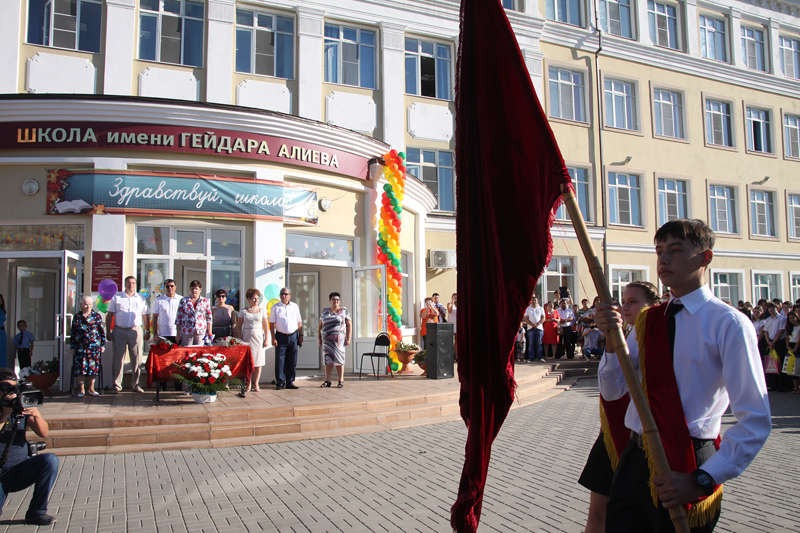 В средней школе имени Гейдара Алиева в Астрахани отметили День знаний - ФОТО