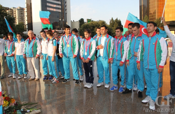 Азербайджанские олимпийцы вернулись на родину из Китая – ФОТО
