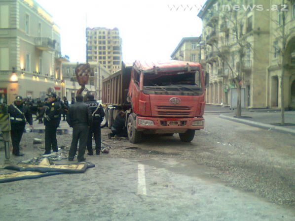 В центре Баку огромный самосвал въехал в поворот «на двух колесах» – ВИДЕО