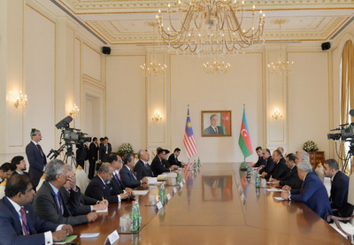 Состоялась встреча Президента Ильхама Алиева и премьер-министра Малайзии в расширенном составе