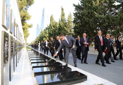Посол Турции почтил память воинов, отдавших жизни за свободу Азербайджана - ФОТО