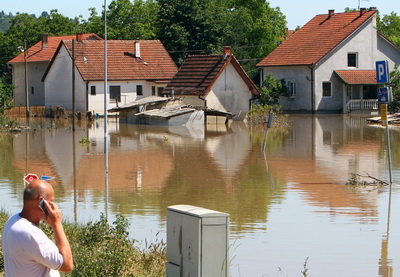 Свыше 300 человек эвакуированы из-за наводнения в Сербии, погибла женщина