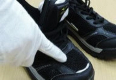 Японцы носят кроссовки со встроенными камерами, чтобы заглядывать под юбки