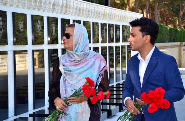 Фаик Агаев и Мушарраф Акай посетили Аллею почетного захоронения и памятник жертвам Ходжалинской трагедии – ФОТО
