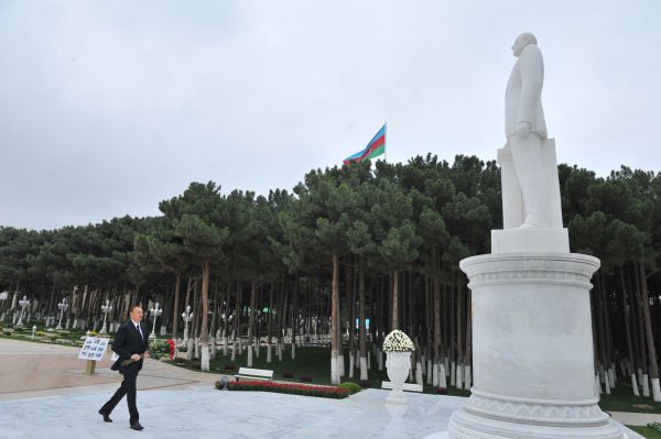 Ильхам Алиев посетил памятник Гейдару Алиеву в Хырдалане - ФОТО