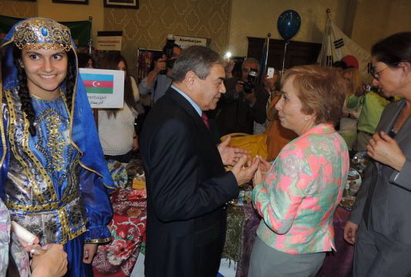 Принцесса Иордании ознакомилась с азербайджанским стендом на благотворительном мероприятии