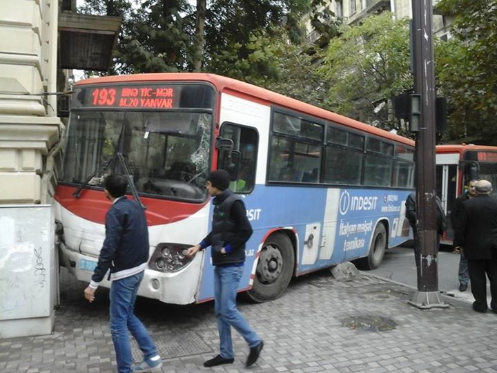 В центре Баку автобус врезался в архитектурное здание – ФОТО