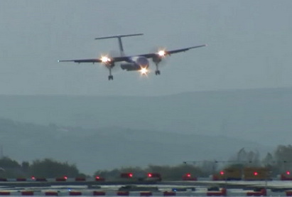 Ветер раскачивает самолеты в аэропорту Манчестера - ВИДЕО