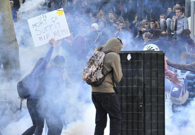 Во Франции возобновились столкновения демонстрантов с полицией после убийства эколога
