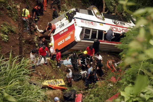 47 человек погибли при крушении автобуса в Непале