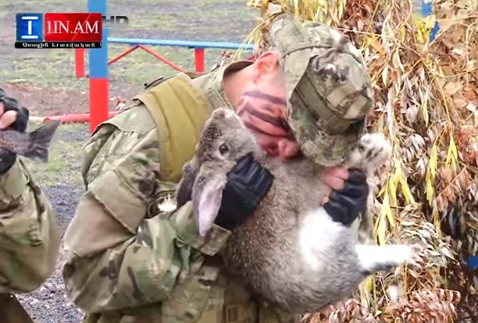 Как армянских солдат учат зверствам и поеданию живых животных - ВИДЕО
