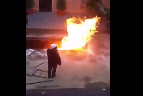 В центре Баку посреди улицы образовался гигантский огненный факел - ВИДЕО