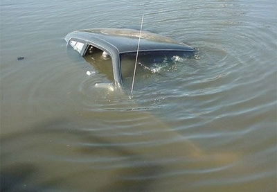 В Губинском районе автомобиль упал в Самур-Абшеронский канал