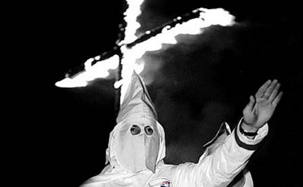 Почему в Вашингтоне стоит статуя в честь основателя расистской организации Ку-клукс-клан?