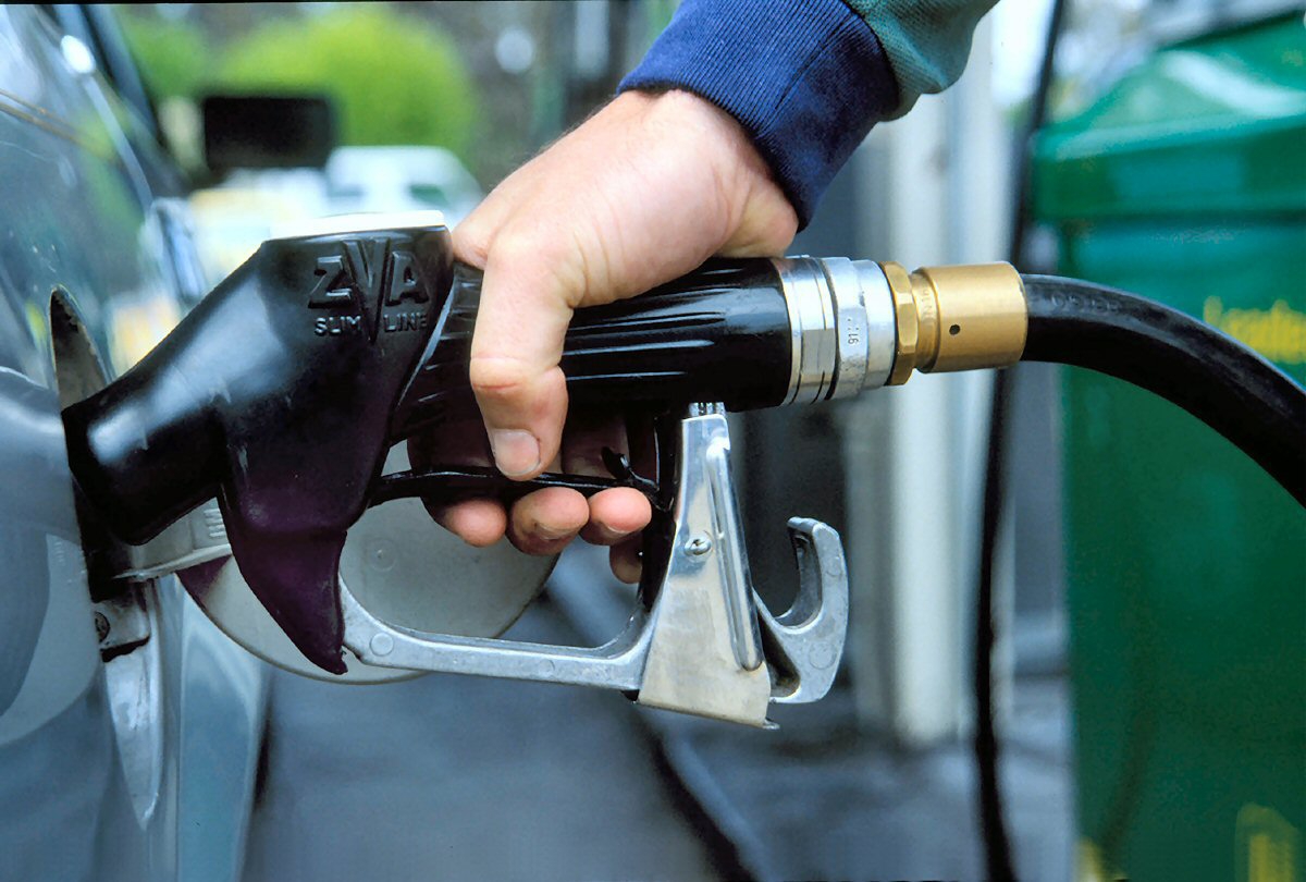 Азербайджанский парламентарий выступает за снижение цен на бензин
