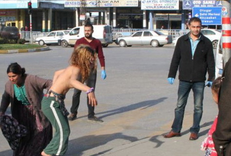 В Турции женщина, протестуя против дорожной полиции, разделась топлесс