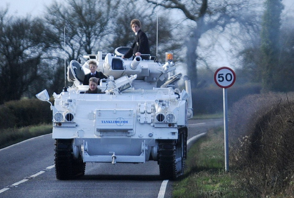 Британец возит своих детей в школу на танке - ФОТО