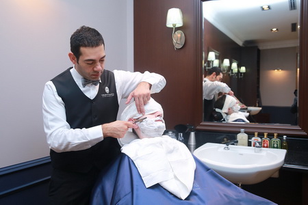 Во Flame Towers Баку открылась первая в мире мужская парикмахерская класса люкс - Truefitt & Hill