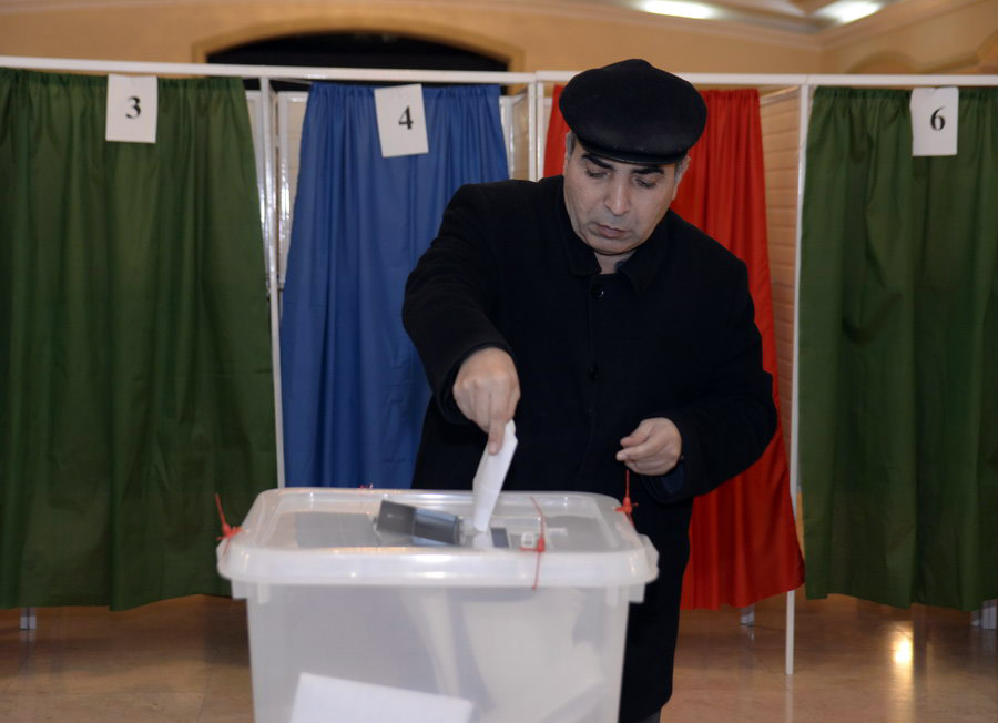 Как голосуют избиратели на муниципальных выборах в Азербайджане - ФОТО