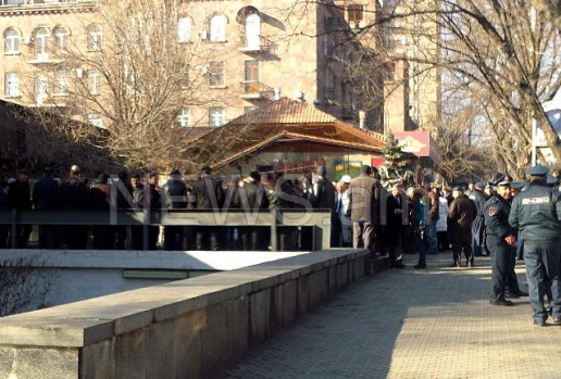 Работники компании по вывозу мусора протестуют у резиденции президента Армении – ФОТО