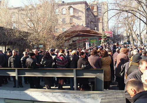 Протест перед офисом президента Армении, участники требуют выплатить зарплату за 18 месяцев – ФОТО