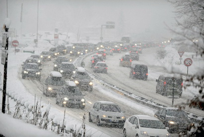 На востоке Франции снегопады заблокировали тысячи автомобилей