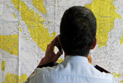Поиски пропавшего лайнера Air Asia возобновились в Индонезии