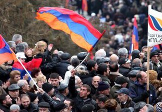 У посольства РФ в Ереване проходит акция протеста