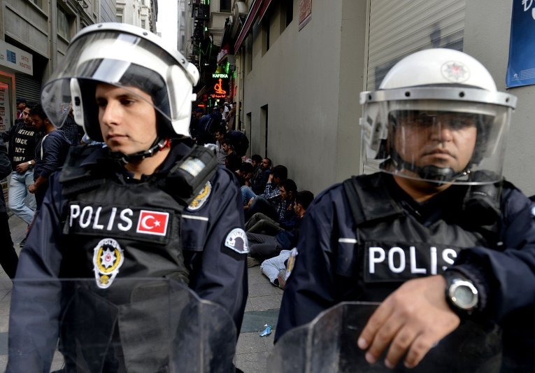 Самодельные бомбы обнаружены в трех районах Стамбула, одна взорвалась
