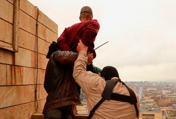 Представители ИГИЛ публично казнили двух геев, сбросив их с крыши здания - ФОТО