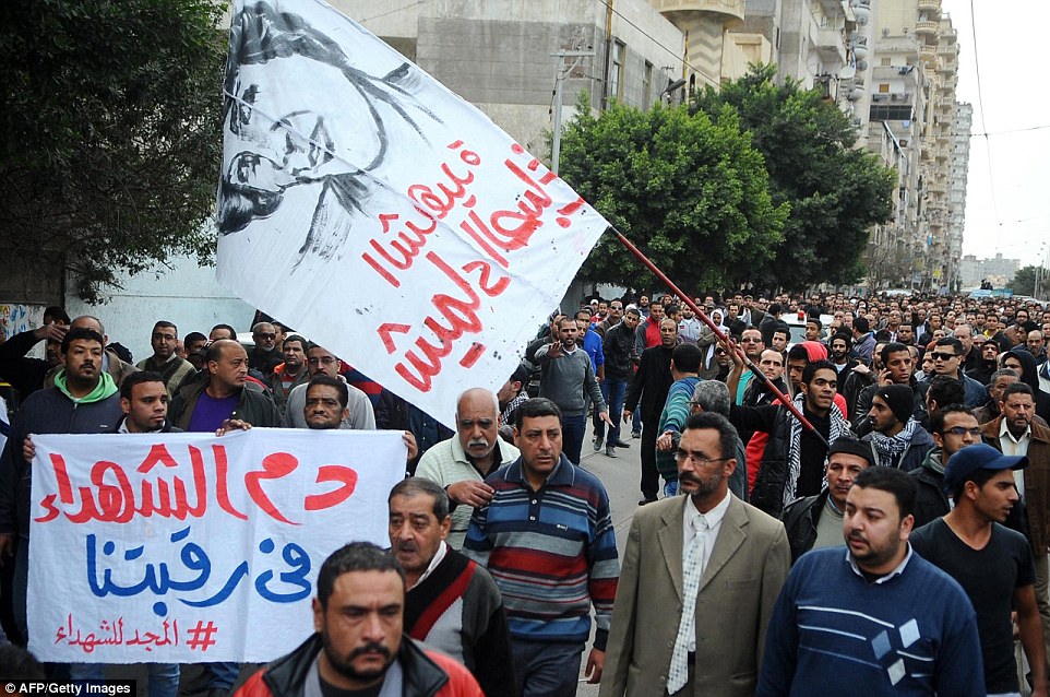 Десятки скорбящих собрались на похороны активистки египетской партии, убитой  во время мирной демонстрации в Каире – ФОТО - ВИДЕО