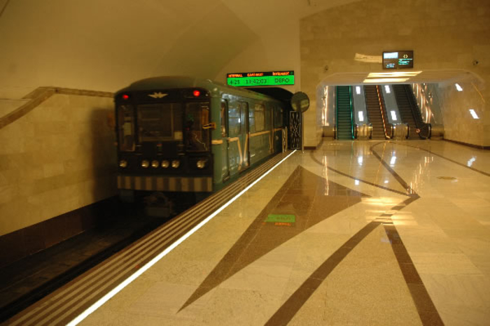 В графике движения поездов Бакинского метрополитена произошел сбой