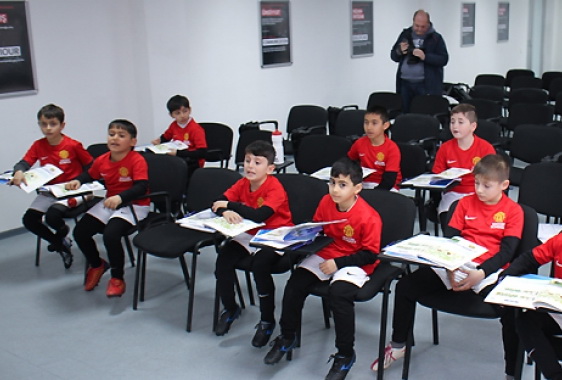 Школа «Манчестер Юнайтед» в Баку: не только футбол, но и английский язык - ФОТО